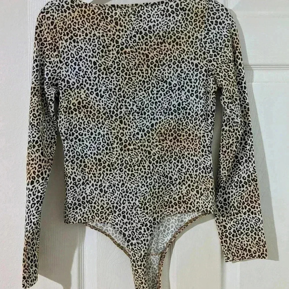 PINK Victoria's‎ Secret Leopard Print Long Sleeve V-Neck Bodysuit NWT - Picture 3 of 6
